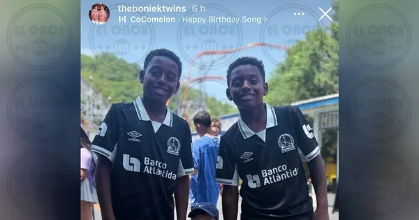 Los hijos de Boniek García posando con la camisa de Olimpia