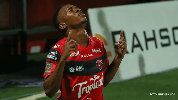 Félix, perjudicado porque el cupo de extranjeros estaba lleno, terminó marchándose de Alajuelense con 3 goles y 2 asistencias en 16 partidos. (