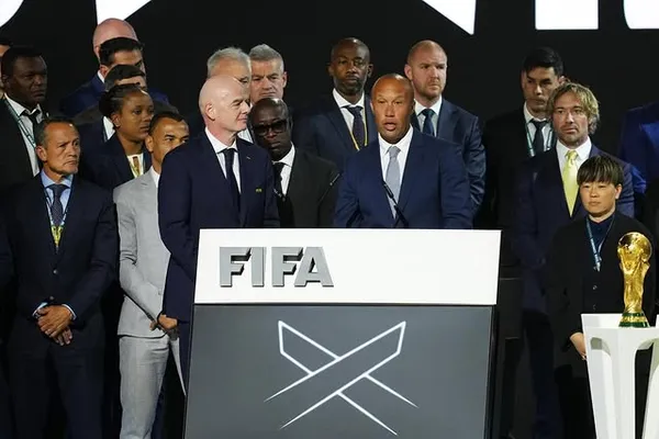 Wanchope compartió escenario con Infantino y varias leyendas del fútbol internacional (Instagram).