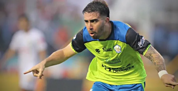Agustin Auzmendi celebrando un gol / OPSA