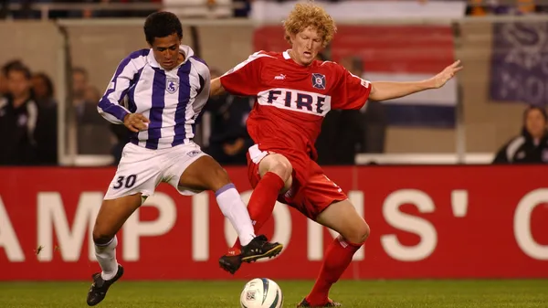 Curtin, disputándose la bola con Carlos Santana. (