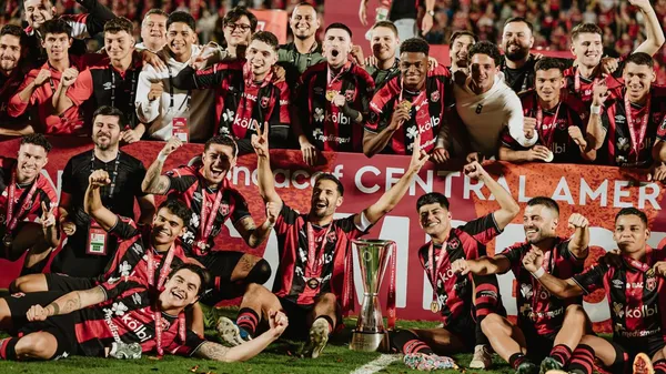 El plantel de Alajuelense celebra antes de enfocarse de lleno en el gran objetivo del semestre: el campeonato nacional. (