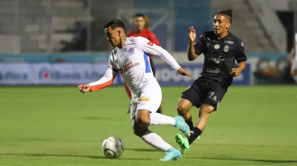Michaell Chirinos traslada la pelota; detrás aparece el brasileño Kennedy Rocha. (