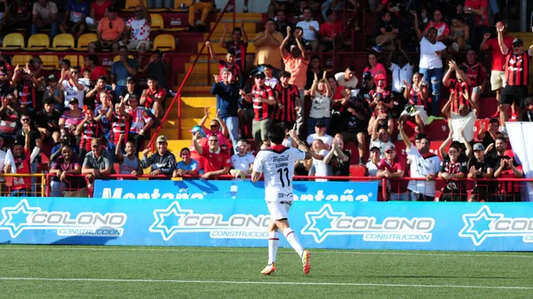 Diego Campos, héroe de la remontada ante Santos, celebra con la afición de Alajuelense. (