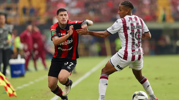 Anderson Canhoto elude a Ryan Bolaños en el último clásico, que finalizó 1-1. (