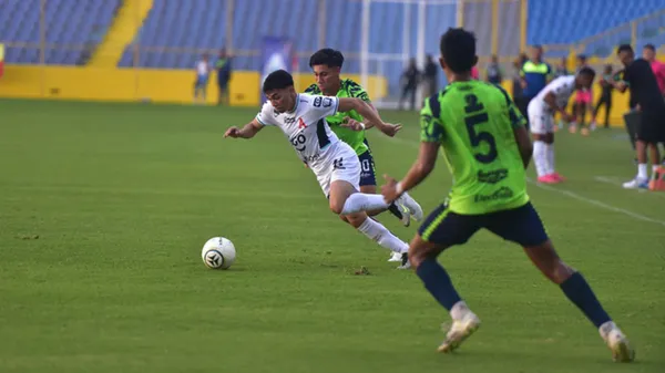 El "Machito" Menjívar en acción durante el empate 0-0 con Santa Tecla. (