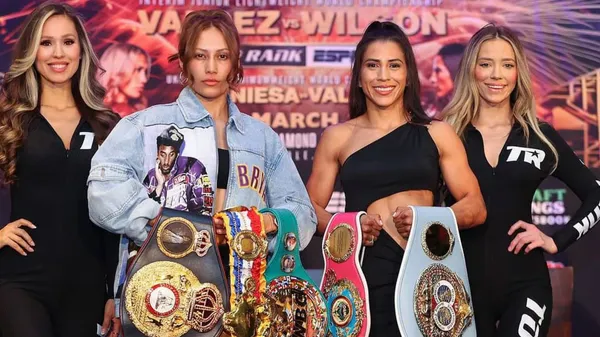 "Yoka" Valle y Seniesa Estrada, posando con los cuatro títulos —más el de The Ring, de la estadounidense— que unificarán este viernes. (