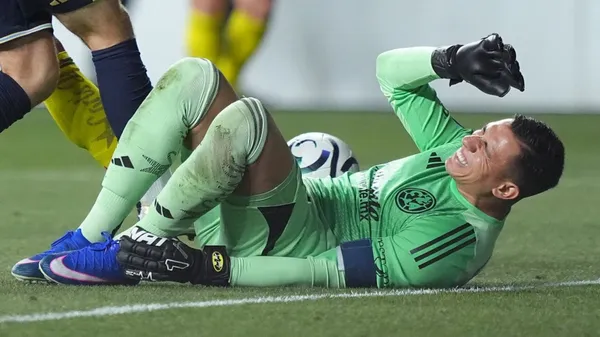 Luis Ángel Malagón sufrió una lesión que lo dejará sin jugar durante un año.