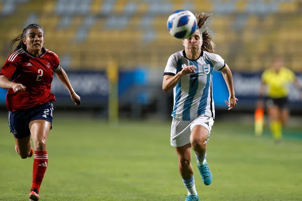 Gabriela Guillén, de Costa Rica, sigue de cerca a Romina Núñez, de Argentina, en el duelo entre ambas escuadras que acabó en empate 0-0 por la primera fecha de los Juegos Panamericanos 2023 (
