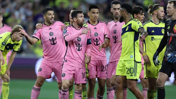 Luis Suárez, autor del primer gol en la ida, también se sumó al conato de bronce entre Messi y Godoy. (