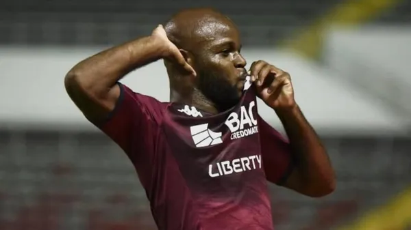 Javon East se muestra cerca del Saprissa.