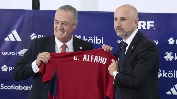 Gustavo Alfaro fue respaldado por Maroto en su demora. (