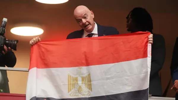Gianni Infantino con la bandera de Egipto. (