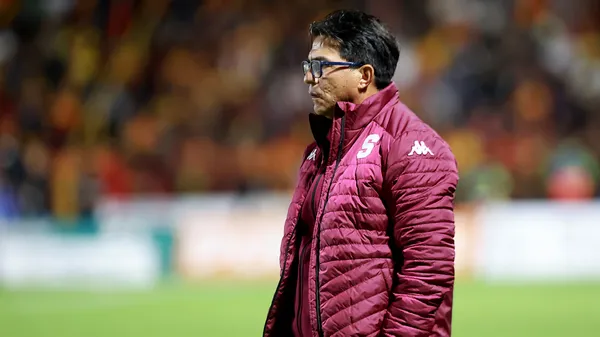 Vladimir Quesada, frustrado, durante el clásico del buen fútbol. (