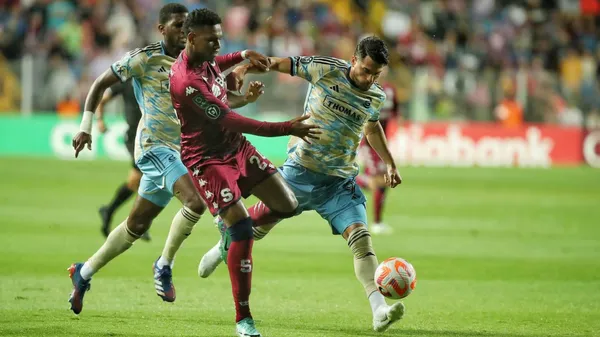 Orlando Sinclair intentando quitarle la bola a Julián Carranza, el verdugo de la 'S'. (