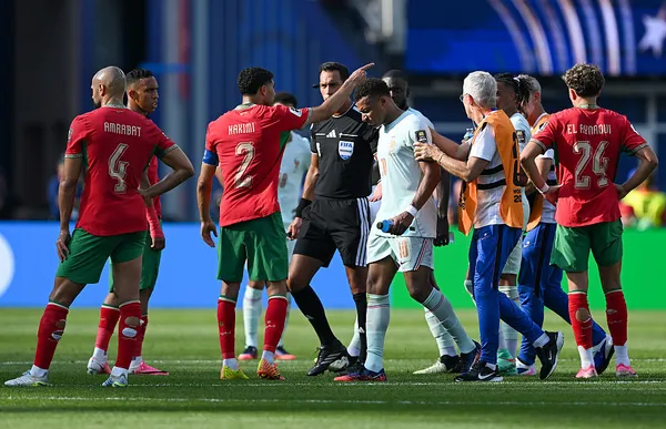 Mbappé no necesitó asistencia para salir del campo (Getty Images).