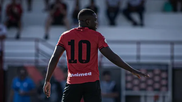 En Goianiense le dieron la 10 y en algunos partidos, hasta la cinta de capitán.