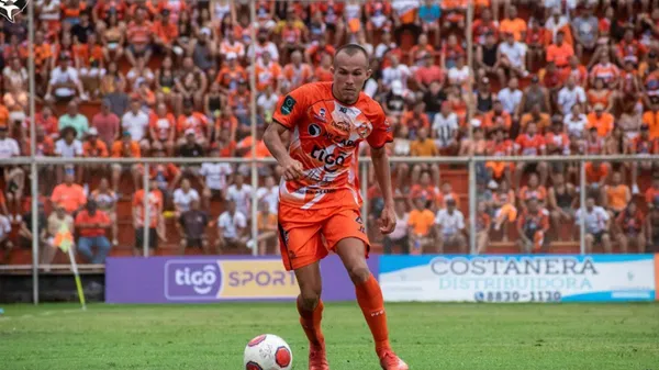 Kliver Gómez continuará en Puntarenas.