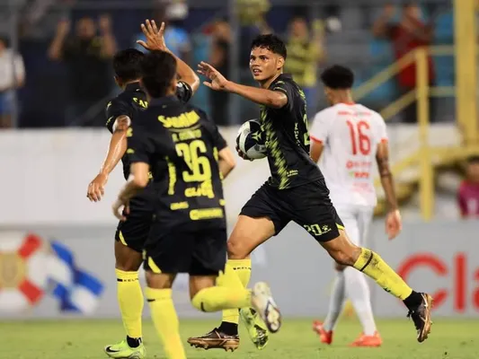 César Romero anotó tres goles; el último fue clave para clasificar a la final del Clausura 2025.