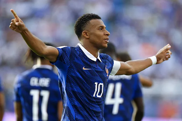 Kylian Mbappé le pisa los talones al mejor jugador en la historia del fútbol (Getty Images).
