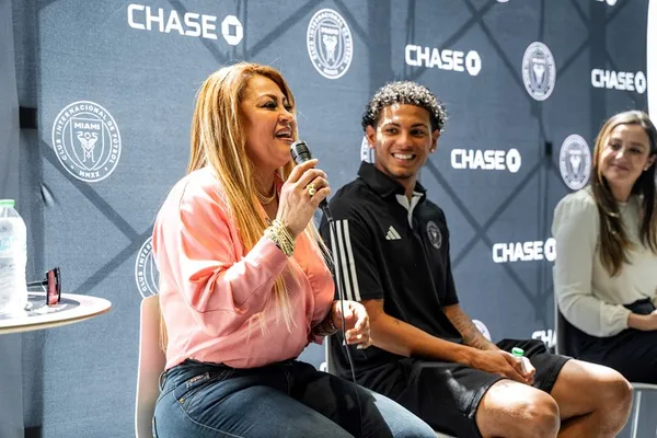 David Ruiz junto a su madre, Alba. (