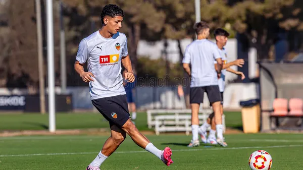 Warren Madrigal en acción durante el entrenamiento con el club Ché. (
