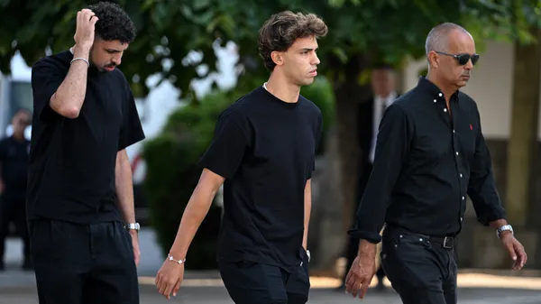 Futbolistas y trabajadores del Liverpool llegaron a Portugal para despedir a Diogo Jota.