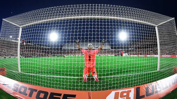 Keylor Navas, realizando su característico rezo en el Coloso del Parque. (