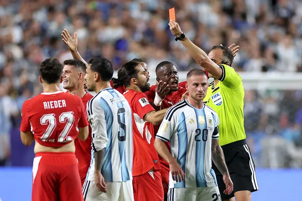 El VAR no tenía potestad para llamar a Pinheiro por la expulsión de Embolo (Getty Images).
