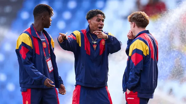 Nico Williams, Lamine Yamal y Víctor Muñoz, juntos antes del reciente amistoso que España empató 1-1 con Irak. (