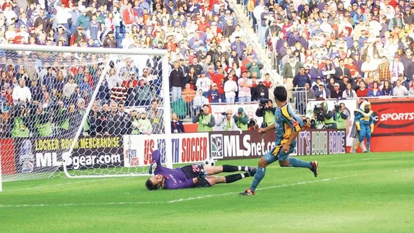 La pelota a punto de cruzar la línea tras la histórica definición de Ruiz. (