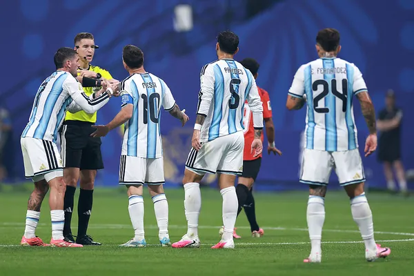 El francés François Letexier impartió justicia en Argentina vs. Egipto (Getty Images).
