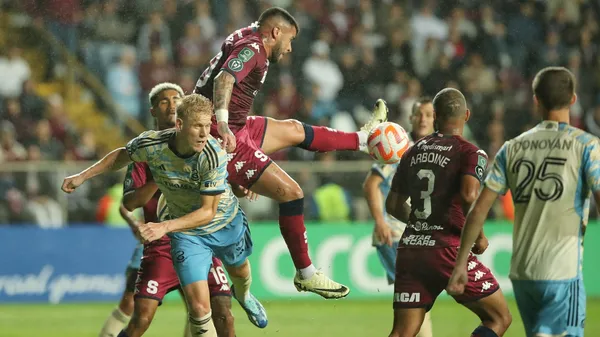 Ulises Segura y Jakob Glesnes en plena disputa por la bola durante el partido de ida. (