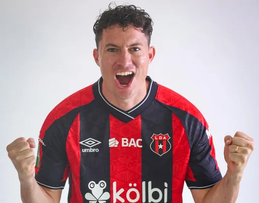 Bryan Oviedo alista su debut con Alajuelense. (