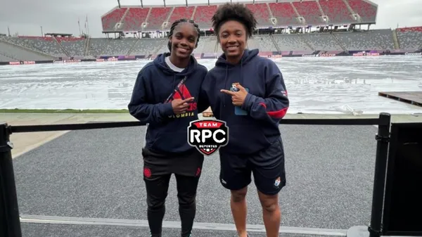 Marta Cox junto a Linda Caicedo antes de su enfrentamiento (RPC)