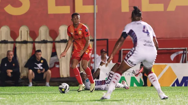 Shwn Johnson llegó a ser titular en Herediano de la mano de "Paté" Centeno. Pero tras su salida, esa situación fue cambiando. (