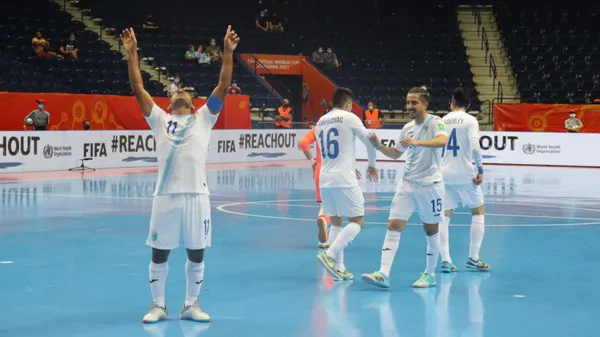 Alan Aguilar celebra el gol agónico con el que Guatemala derrotó 5-4 a Uzbekistán en el último Mundial de Futsal. (