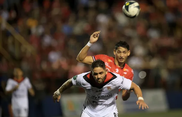 Joseth Peraza le aplica una férrea marca a Jonathan Moya. (