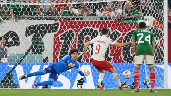 Guillermo Ochoa atajando un penal en Qatar 2022