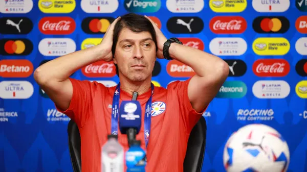 Daniel Garnero dirigiendo a la Selección de Paraguay