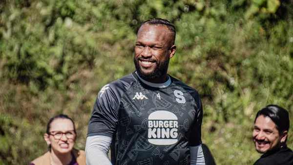La vuelta de Kendall Waston tendrá que esperar. (