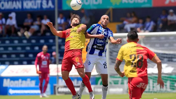 Farbod Samadian en su primer juego con Cartaginés. (