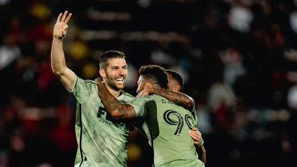 Los Angeles tienen una ventaja de 3 goles y ninguno en contra para el juego de vuelta (LAFC)