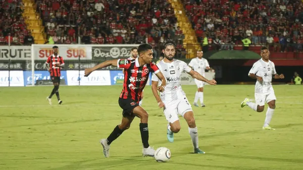 Carlos Martínez y Aarón Salazar, en acción durante el último LDA - Herediano. (