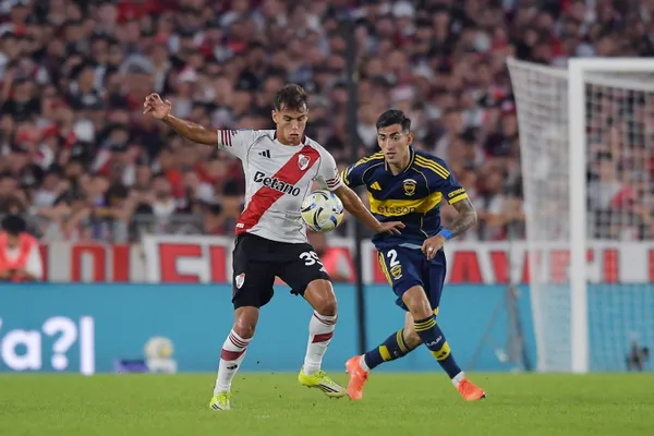 BUENOS AIRES, ARGENTINA - APRIL 19: Joaquin Freitas of River Plate is challenged by Lautaro Di Lollo of Boca Juniors during the Torneo Apertura 2026 Superclásico match between River Plate and Boca Juniors at Estadio Más Monumental Antonio Vespucio Liberti on April 19, 2026 in Buenos Aires, Argentina. (Photo by Marcelo Endelli/Getty Images)