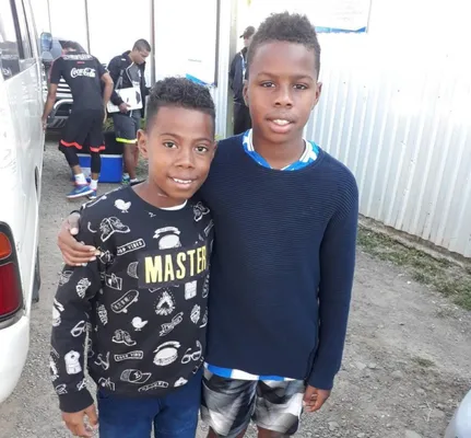 Dereck Moncada junto a su hermano Keyrol Figueroa