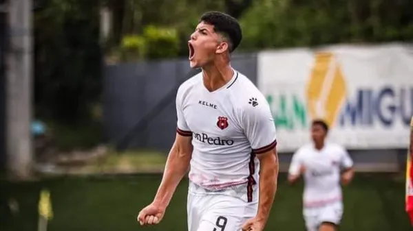 Esteban Cruz marcó dos goles con el Lommel SK.