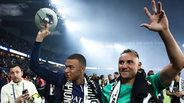 Kylian Mbappé y Keylor Navas celebran el último título que ganaron juntos en Paris Saint-Germain. (
