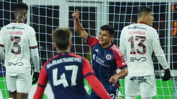 Nick Lima, celebrando el tanto con el que New England Revolution abrió la serie ante la Liga. (
