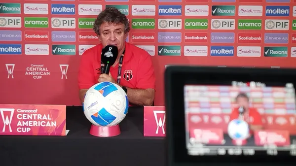 Óscar Ramírez se mostró molesto por el rendimiento de sus jugadores.